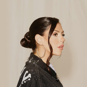 Let The Alabaster Break / Alabaster Box (Live) By Lizzie Morgan